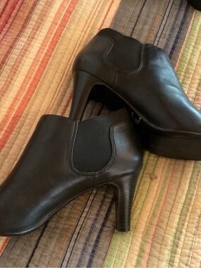 BANDOLINO  Black Leather Ankle Boots - Sleek High Heel Chelsea Style